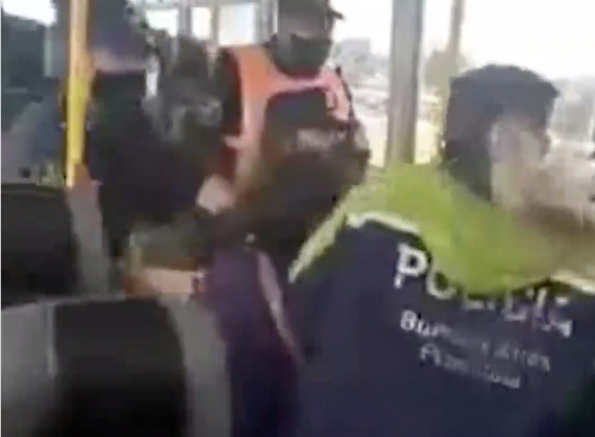 Policía baja a mujer del colectivo en Lomas de Zamora