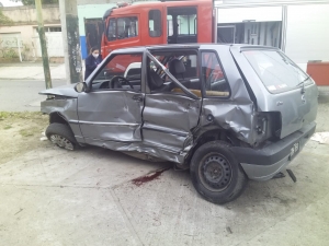 Fiat embestido por un patrullero en Lomas de Zamora