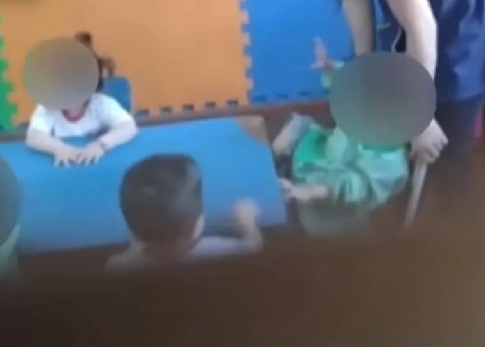 Video - Los Polvorines: una auxiliar fue filmada maltratando a un niño en un jardín de infantes